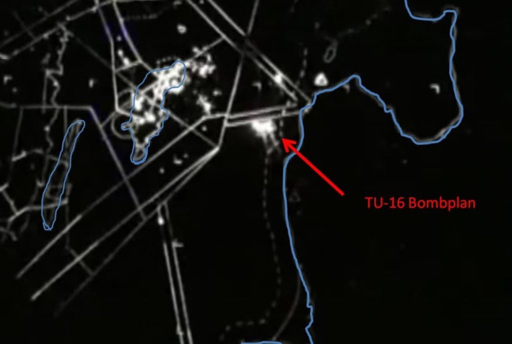 PPI från den svenska radarunderrättelsetjänsten. Jag har markerat Öland, Gotland och den Sovjetiska kustlinjen i blått. På radarbilden syns bombplan på väg mot Storozjevoj som befinner sig norr om planens position.